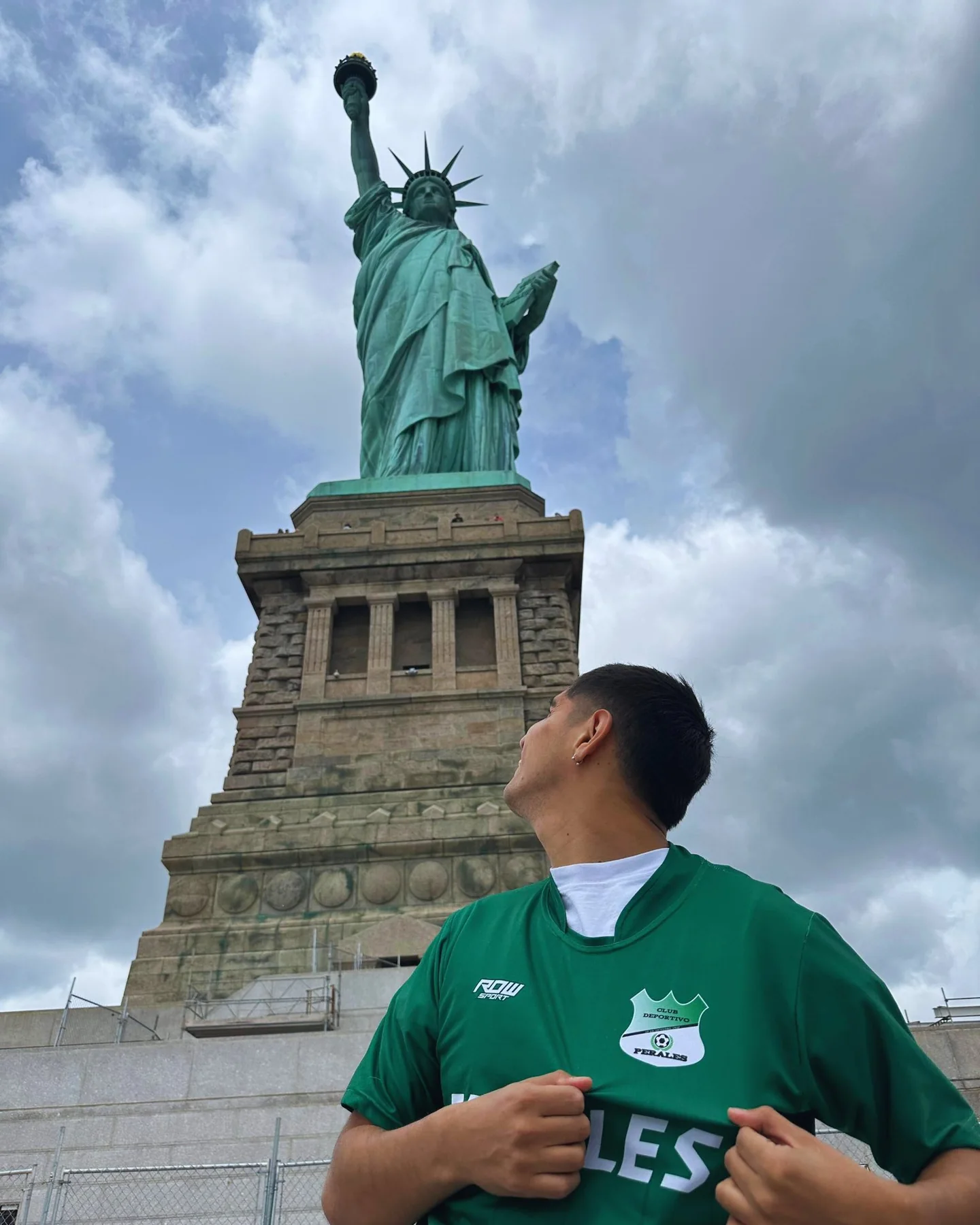 La camiseta de Perales frente a la Estatua de la Libertad